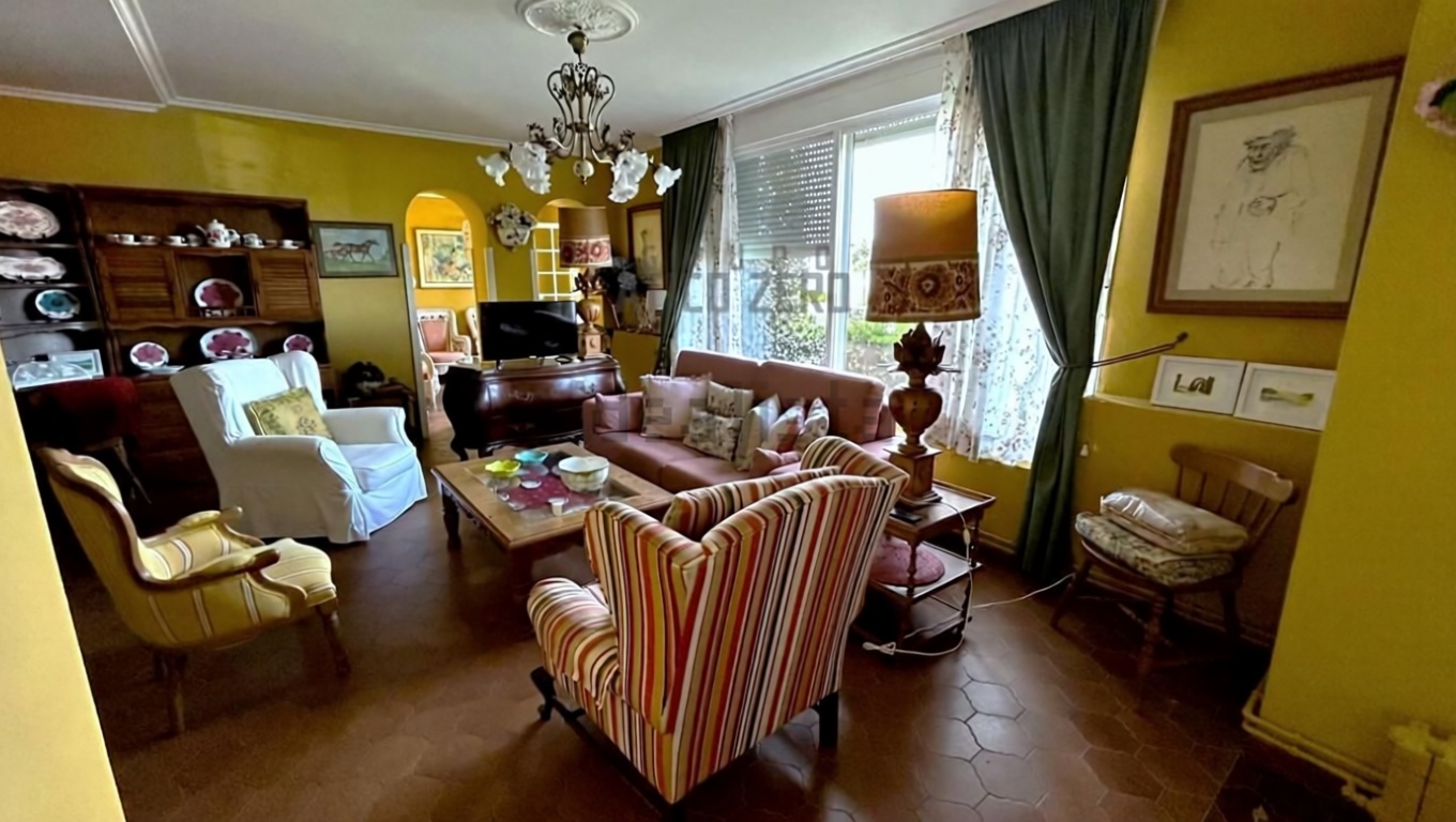 Chalet with direct beach access in Nigran — Living room