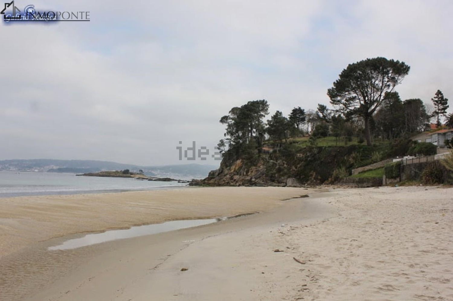 Chalet with direct beach access in Marín — Sea view