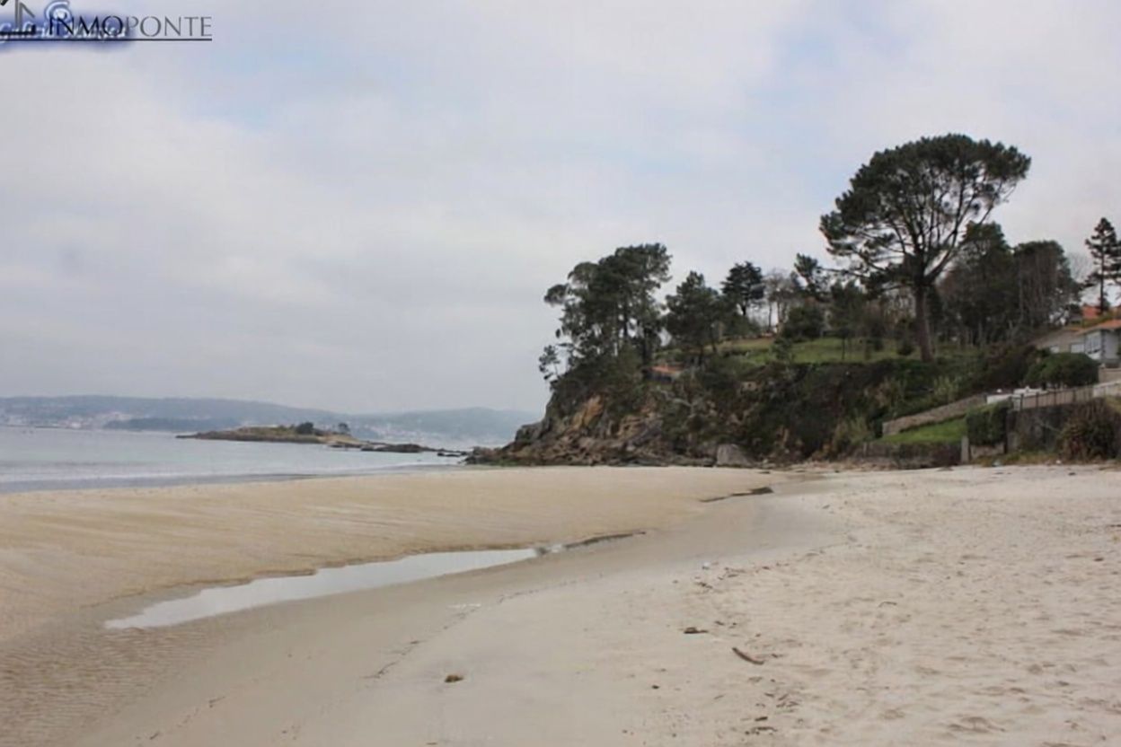 Chalet with direct beach access in Marín — Sea view