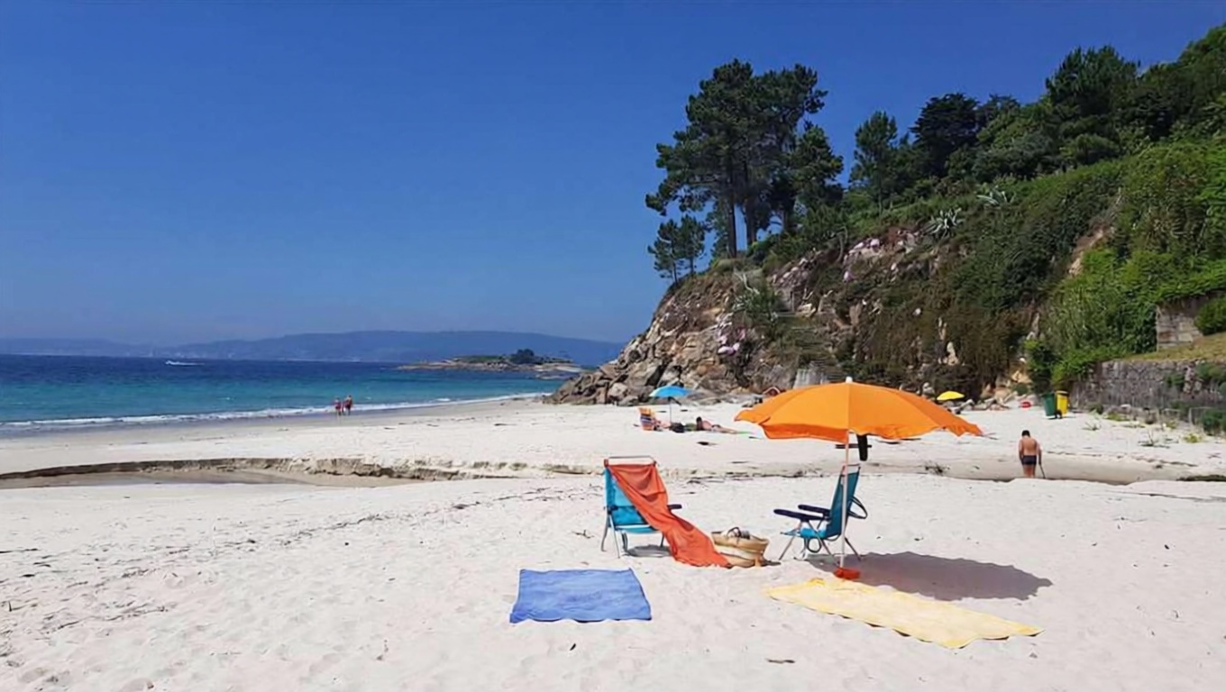 Chalet with direct beach access in Marín — Sea view