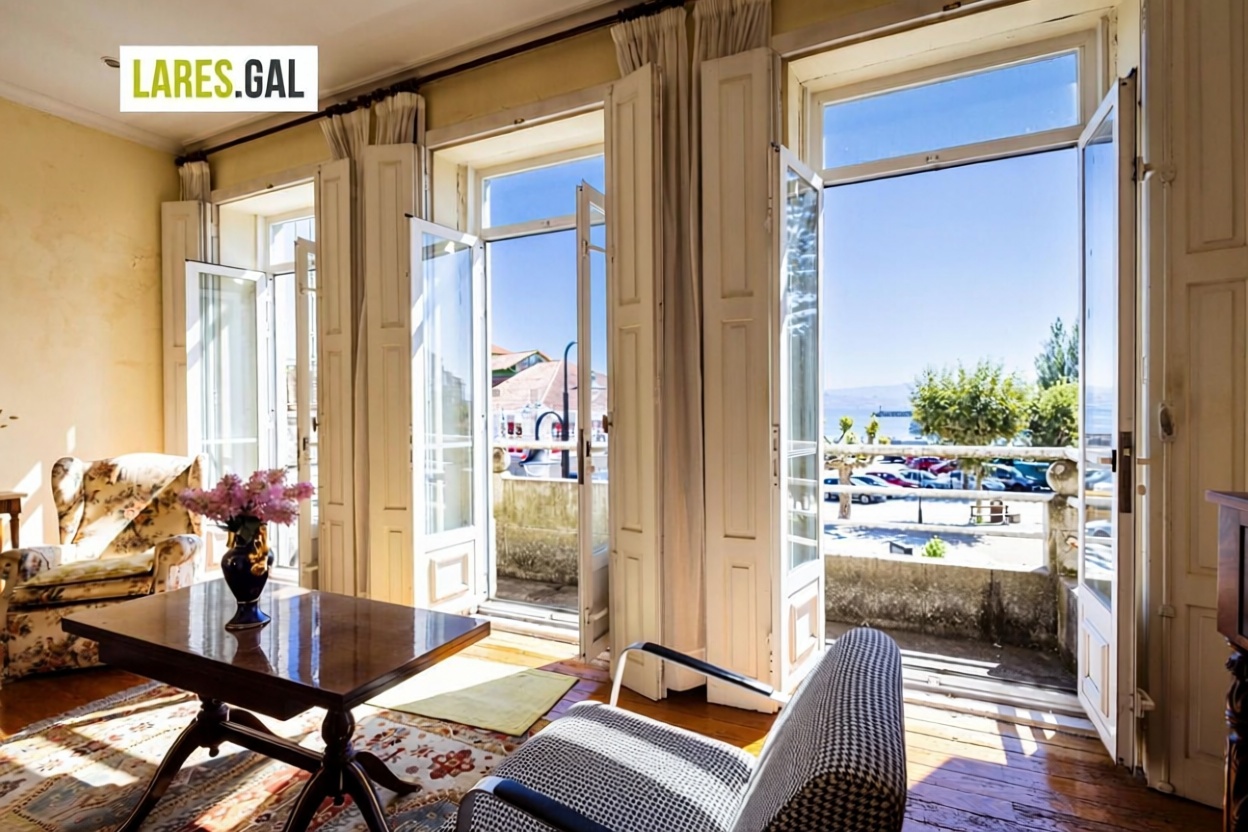 Chalet with direct beach access in Cangas — Living room