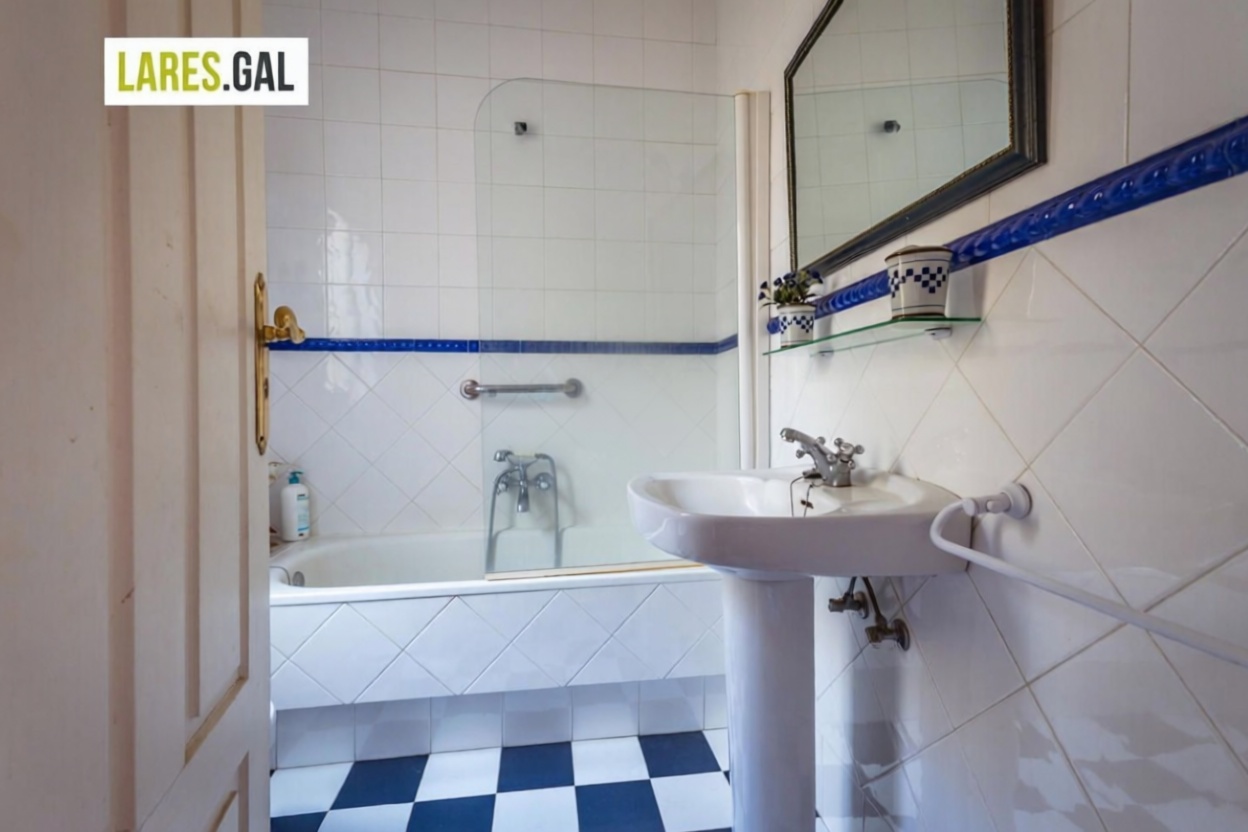 Chalet with direct beach access in Cangas — Bathroom