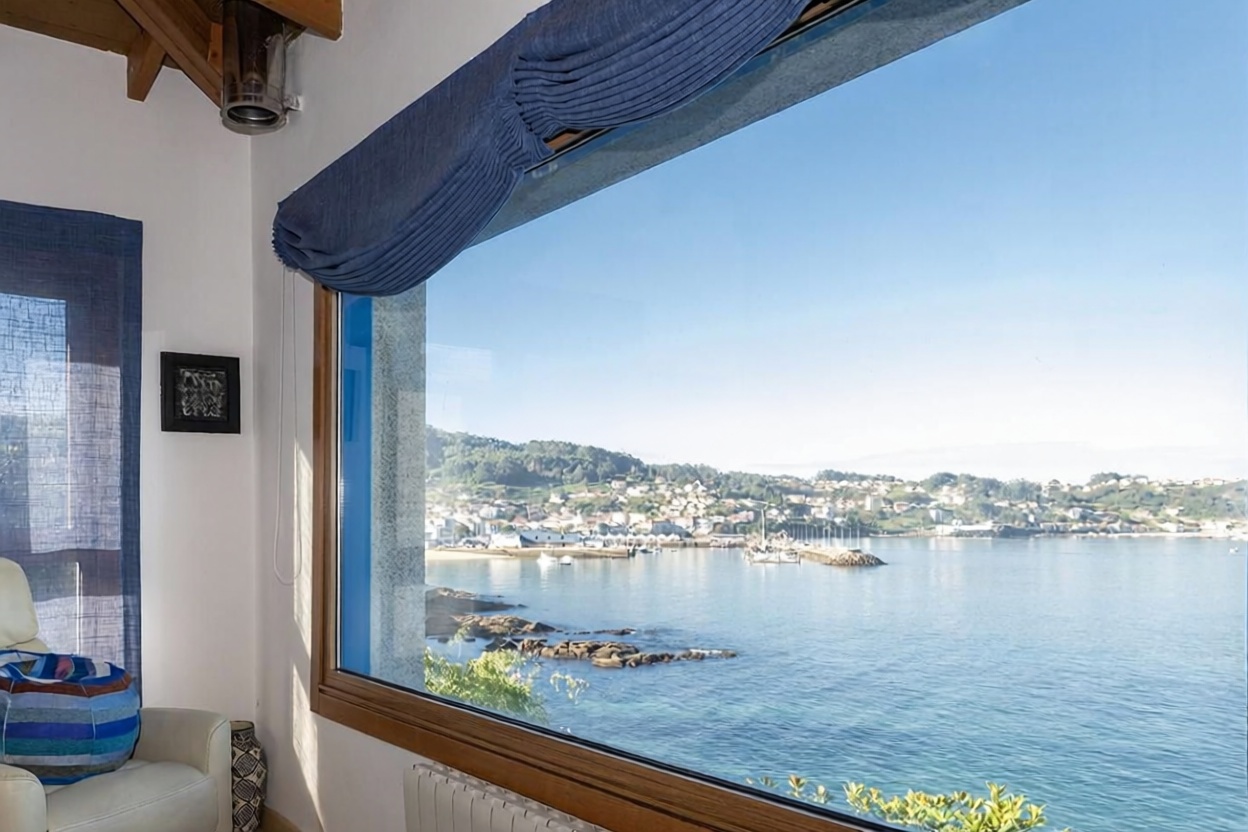 Chalet with direct beach access in Bueu — Sea view