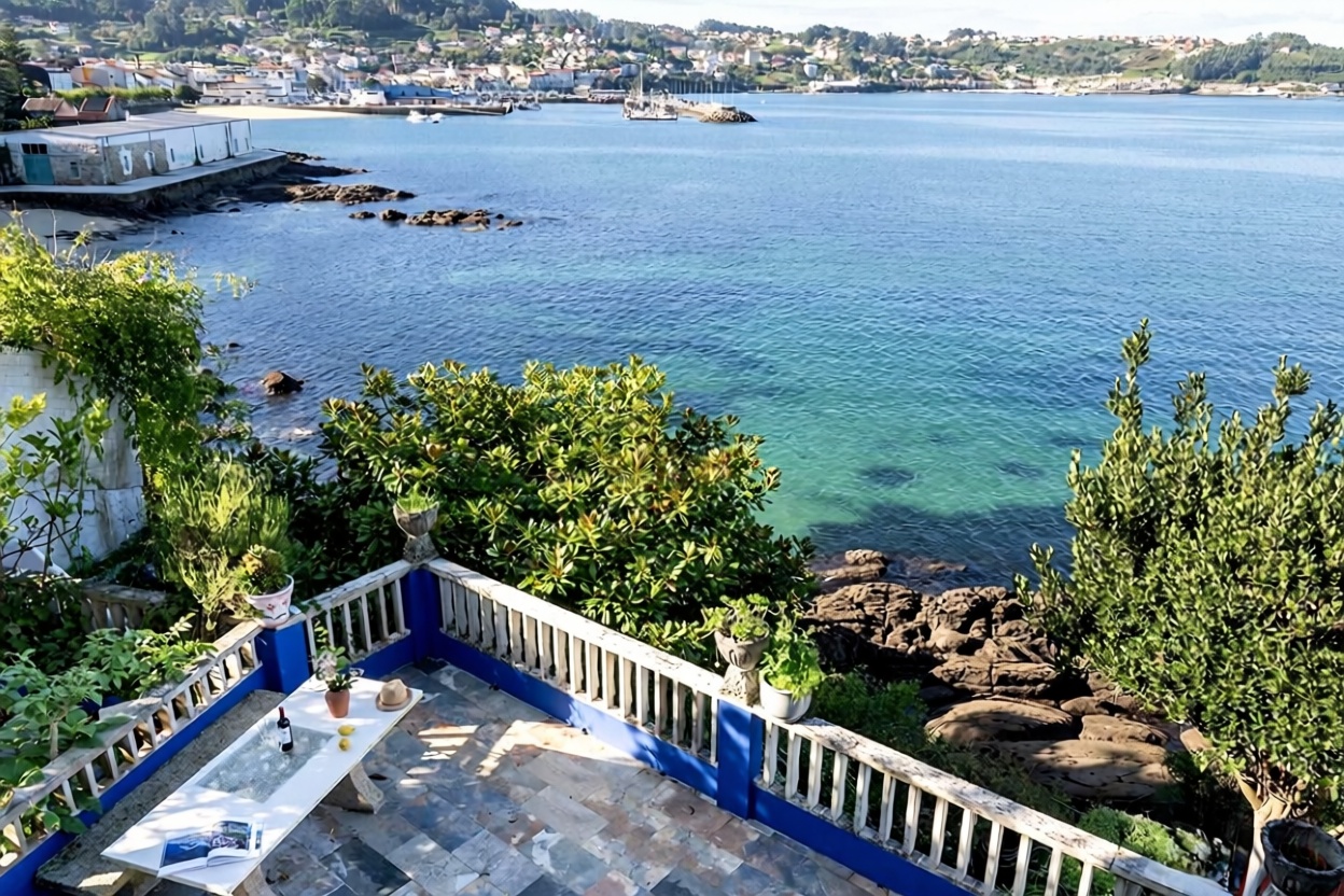 Chalet with direct beach access in Bueu