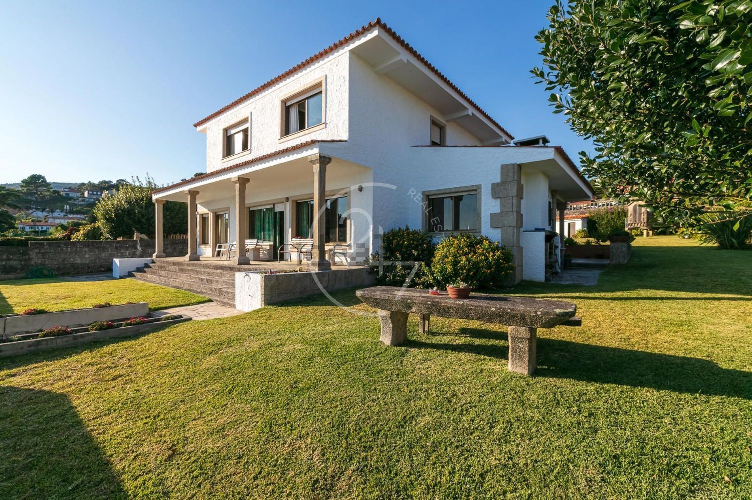 Chalet for sale with direct beach access in Poio