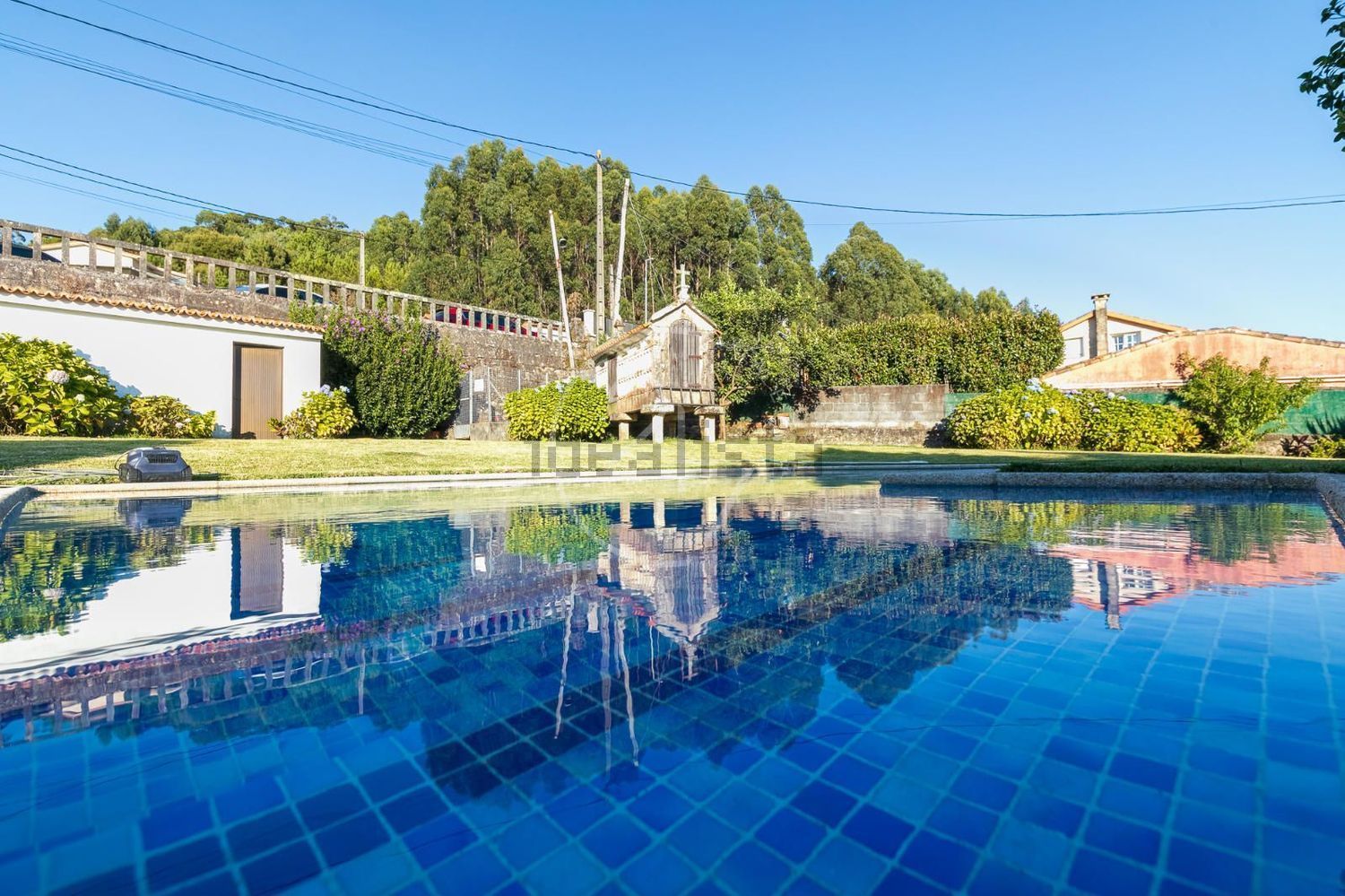 Chalet for sale with direct beach access in Poio
