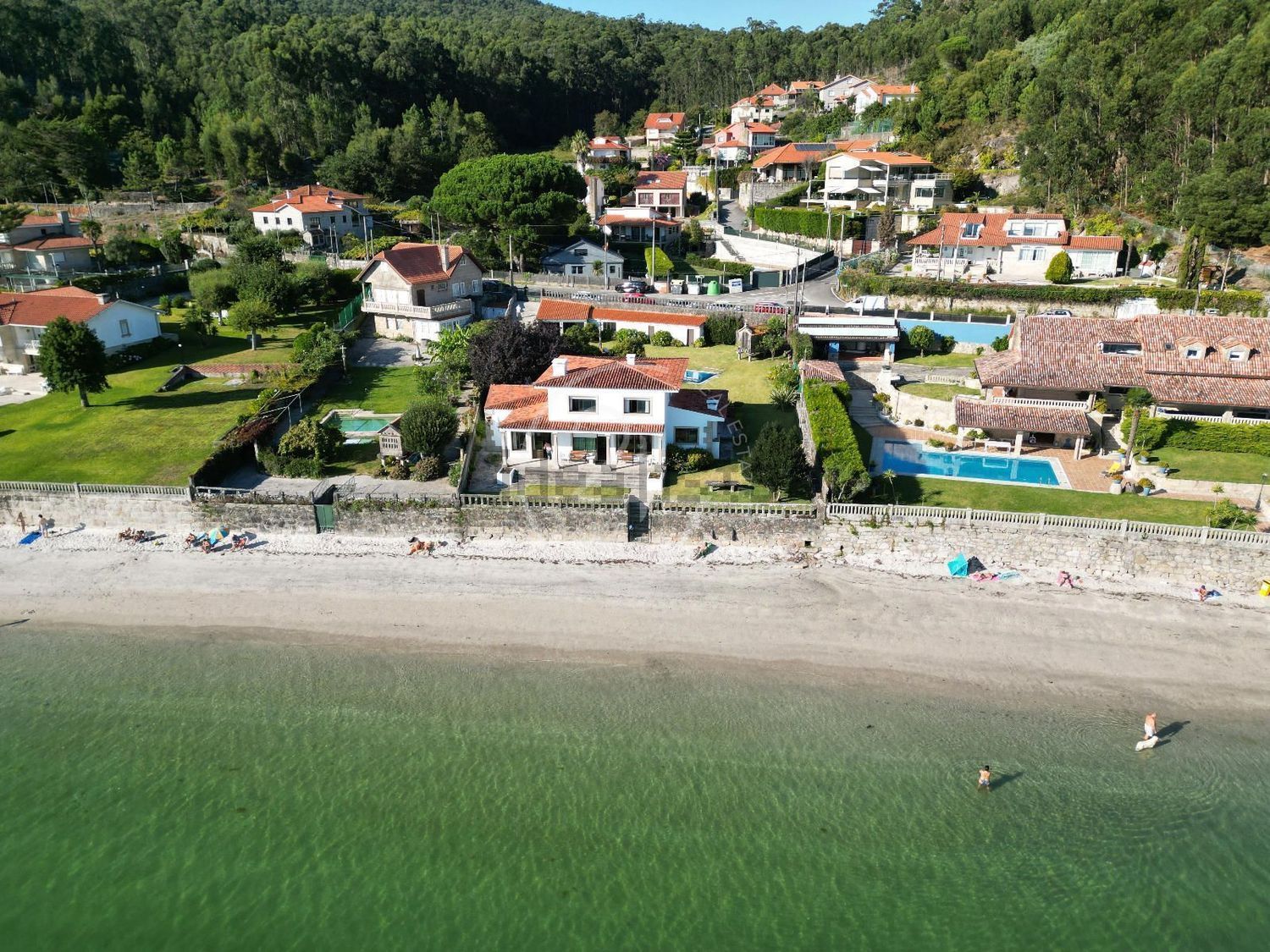 Chalet for sale with direct beach access in Poio