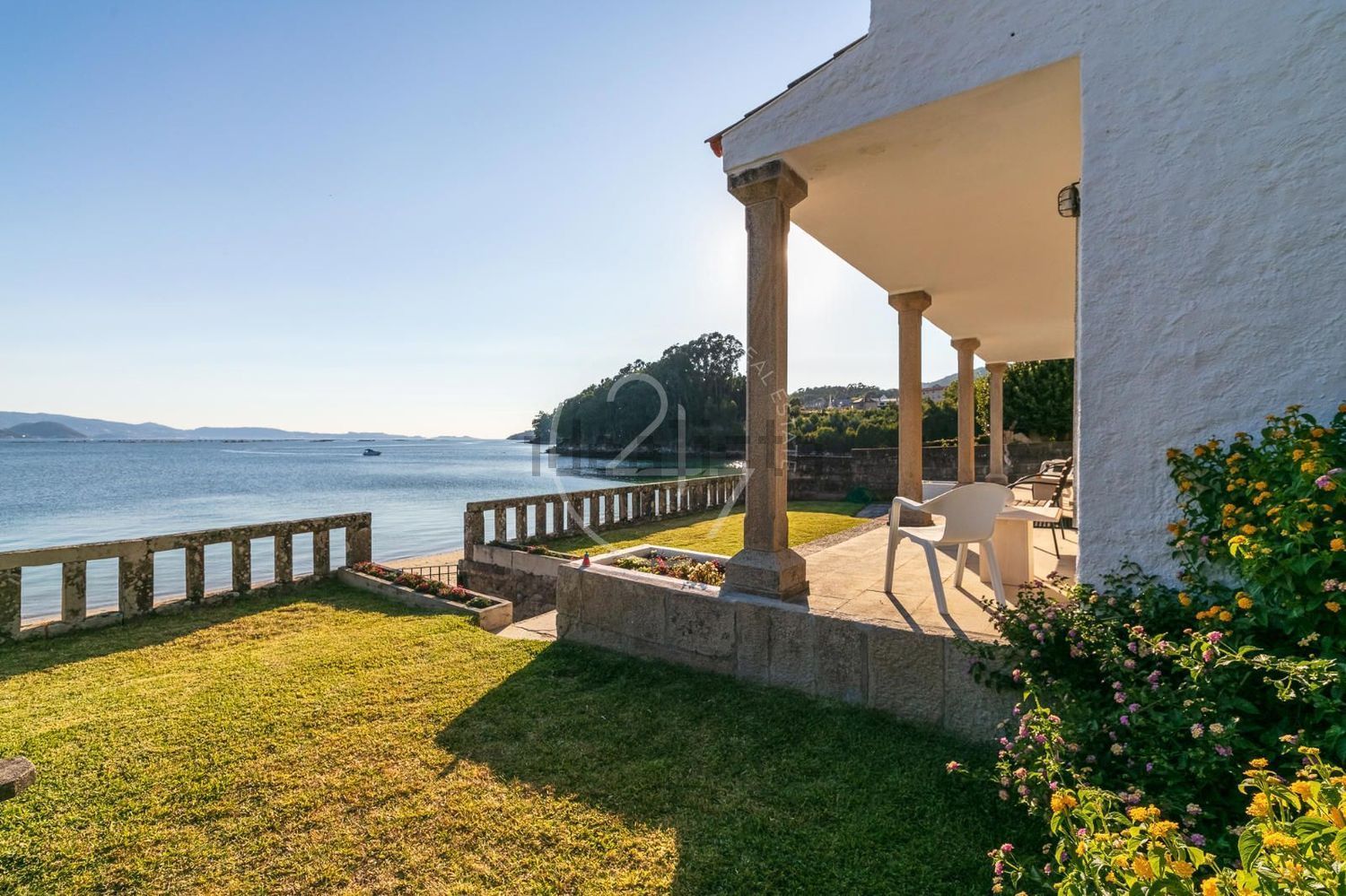 Chalet for sale with direct beach access in Poio
