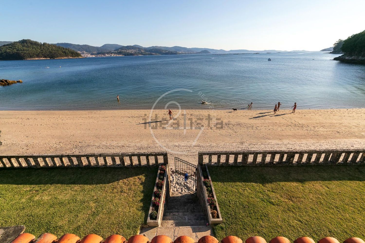 Chalet for sale with direct beach access in Poio