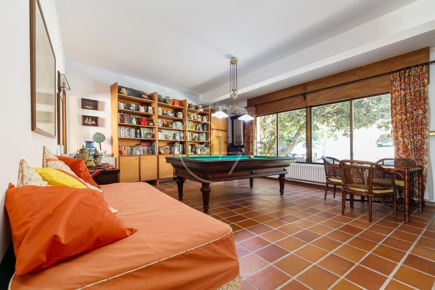 Chalet for sale with direct beach access in Poio