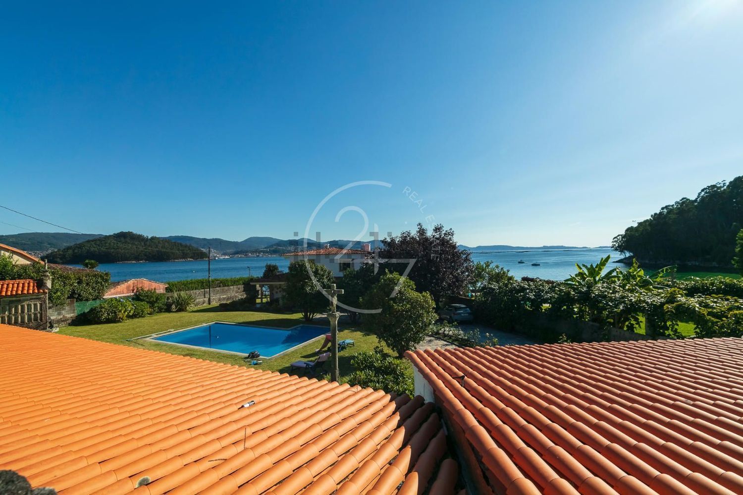 Chalet for sale with direct beach access in Poio