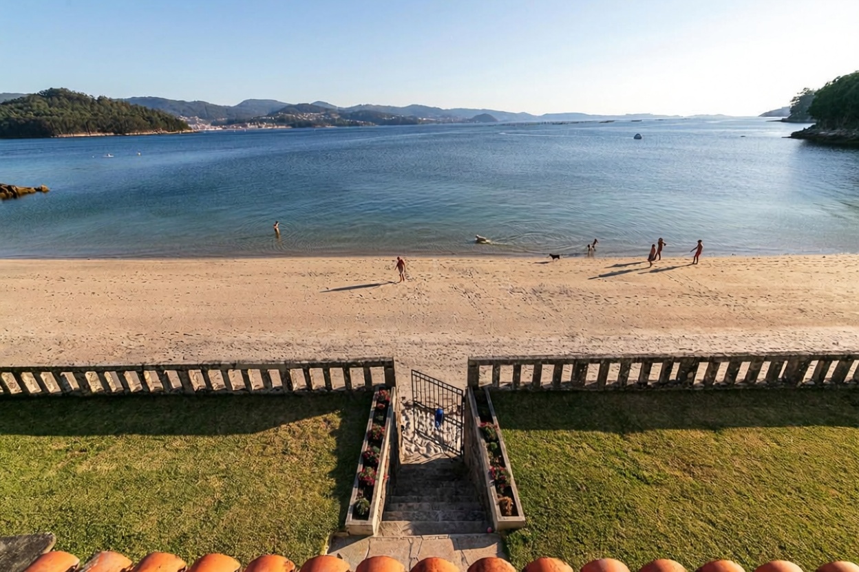 Chalet with direct beach access in Combarro — Sea view