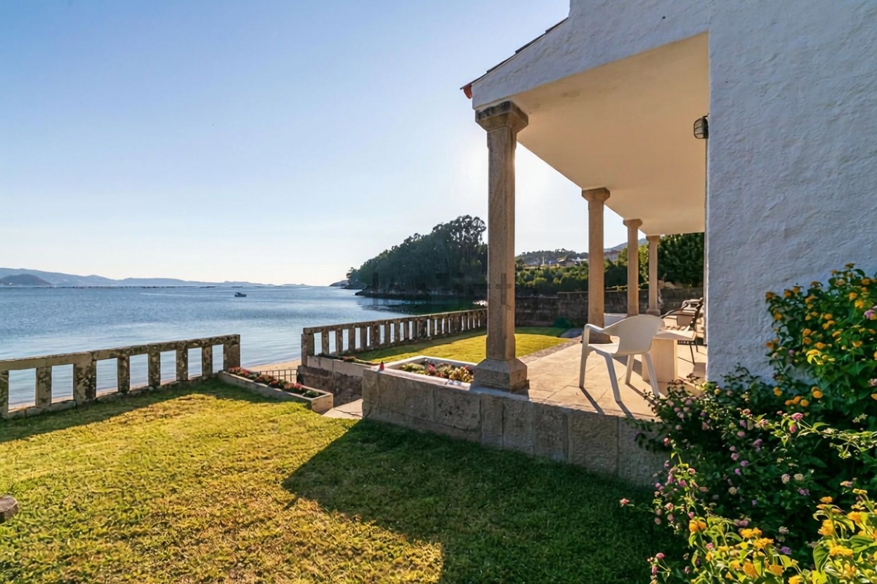 Chalet with direct beach access in Combarro