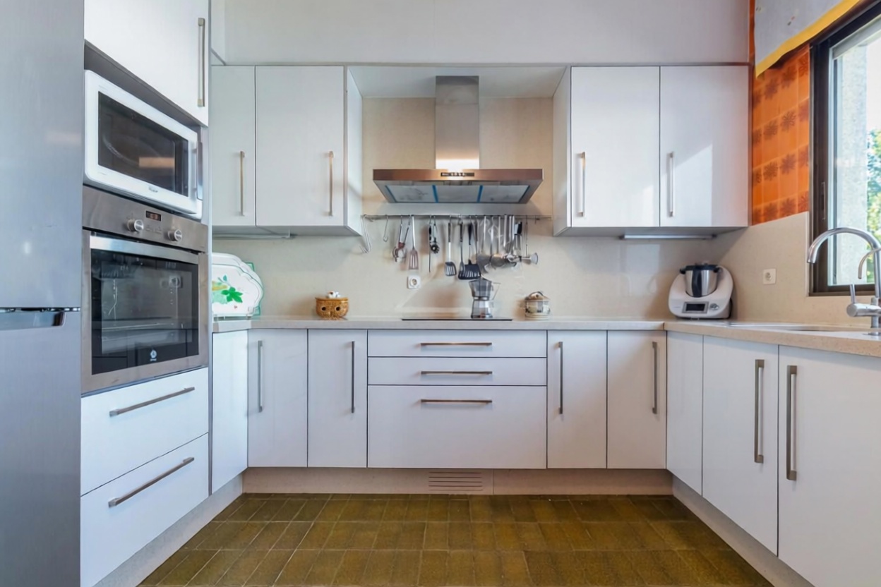 Chalet with direct beach access in Combarro — Kitchen