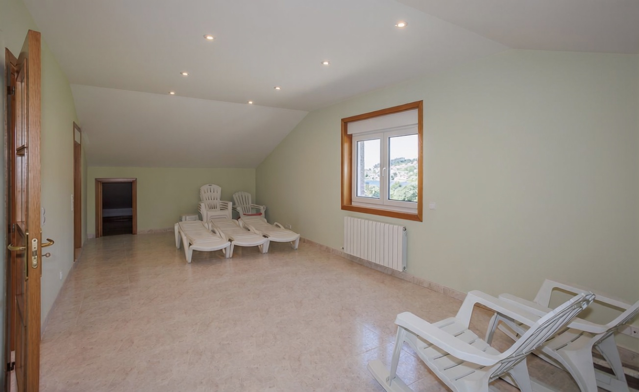 Chalet with direct beach access in Samieira