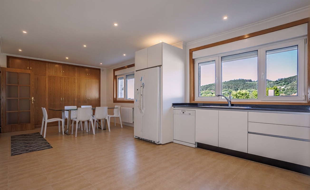Chalet with direct beach access in Samieira — Kitchen
