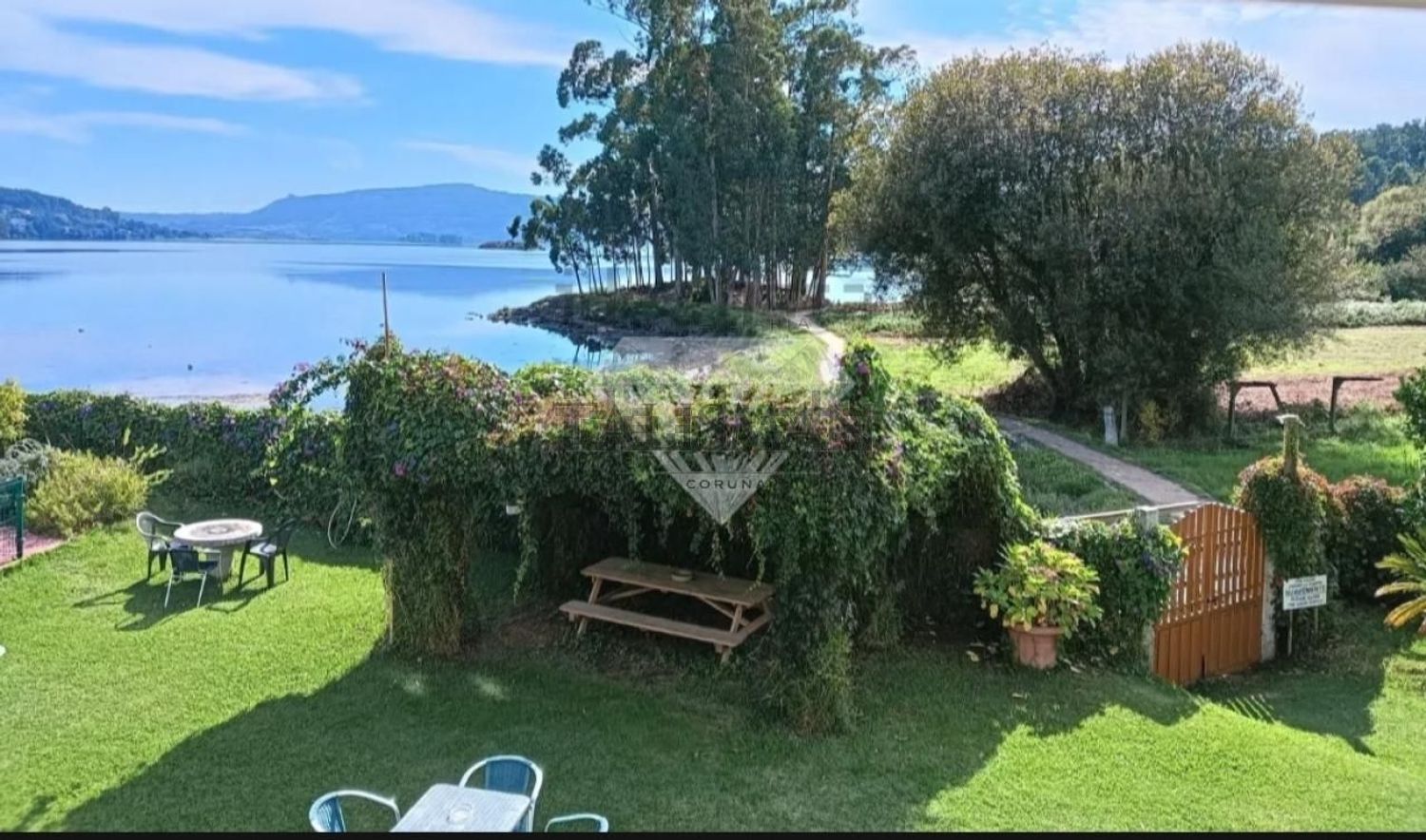 Chalet with direct beach access in Pontevedra — Sea view