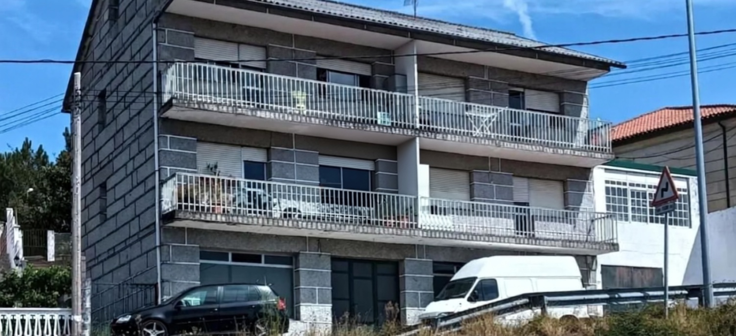Chalet with direct beach access in Pontevedra — Facade