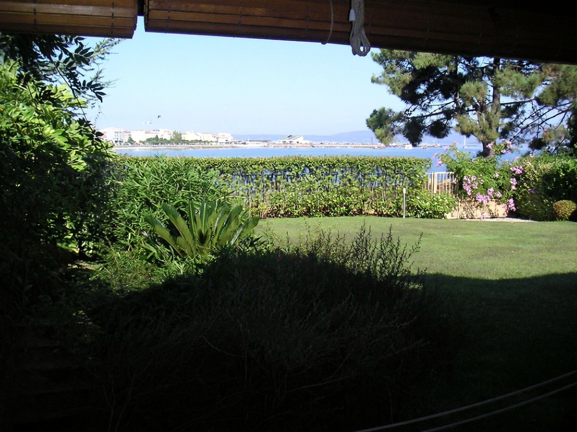 Chalet with direct beach access in O Grove — Sea view