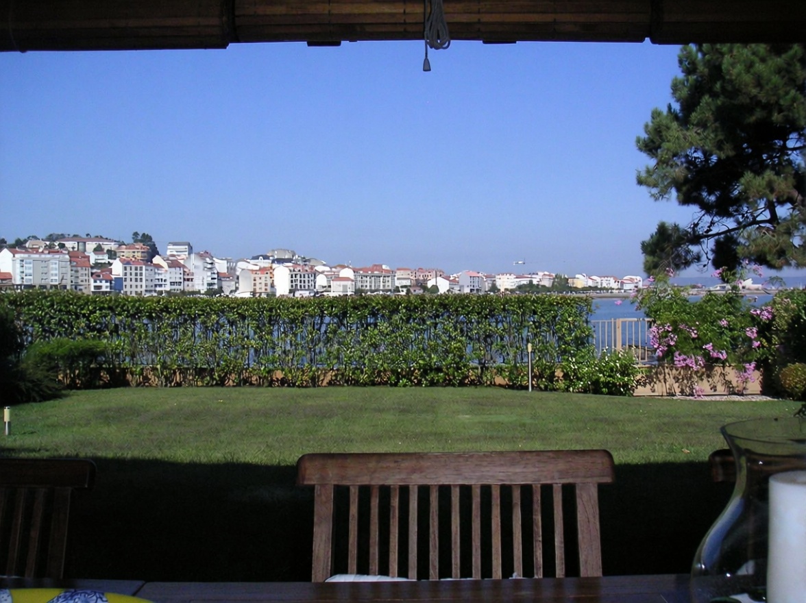Chalet with direct beach access in O Grove