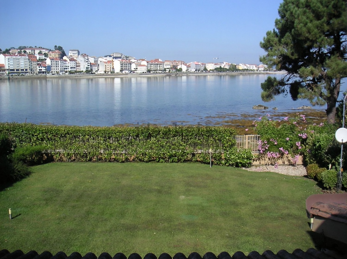 Chalet with direct beach access in O Grove — Sea view