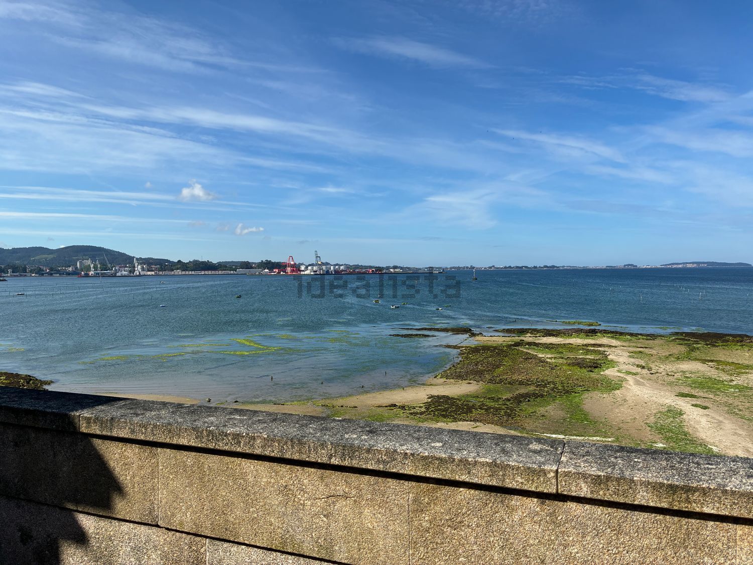 Chalet with direct beach access in Vilagarcía de Arousa — Sea view