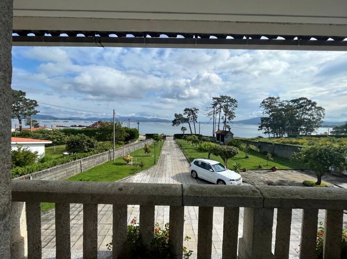 Chalet mit direkter Strandzugang in Vilanova de Arousa — Meerterrasse