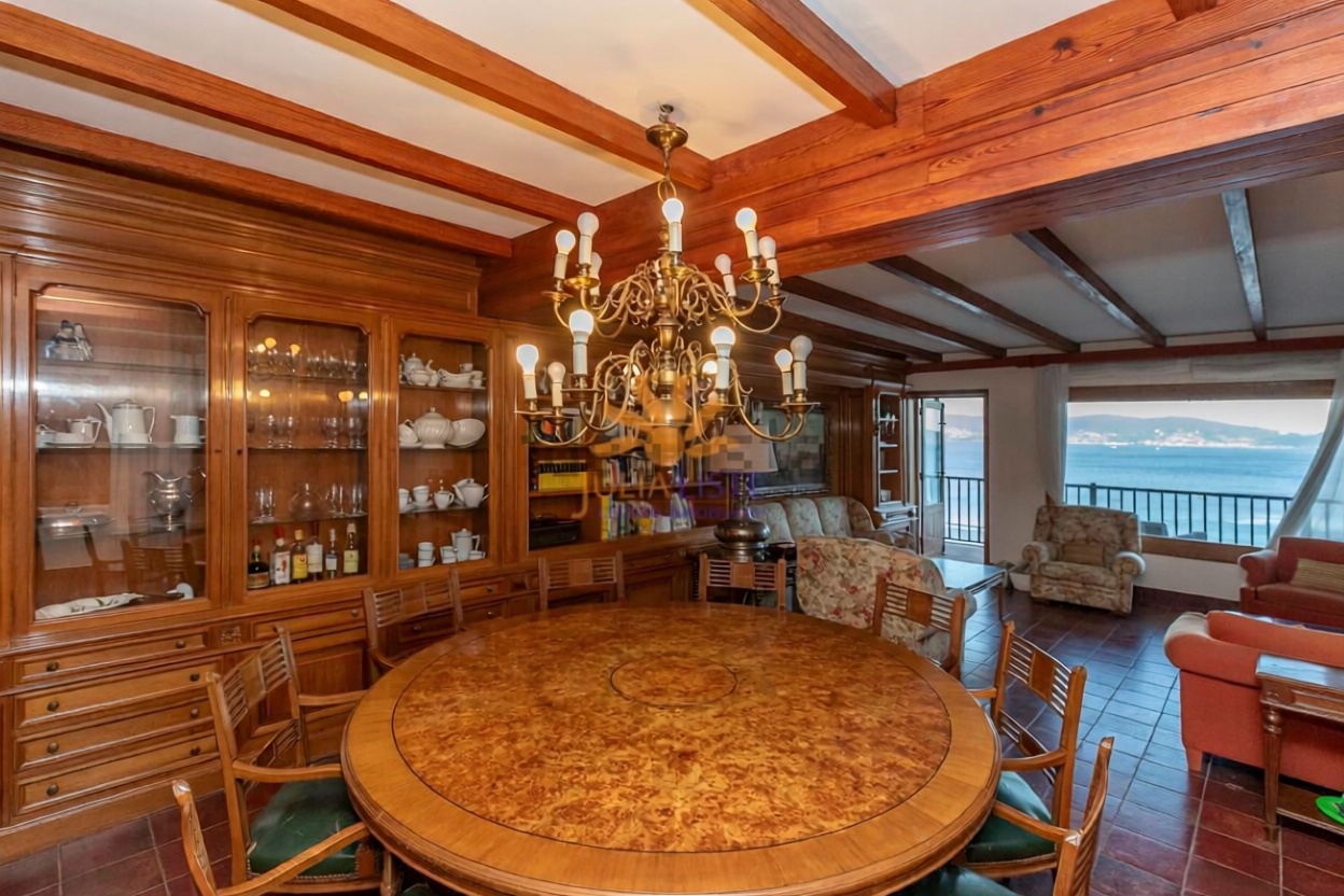Appartement en première ligne de plage à Sanxenxo — Coin repas