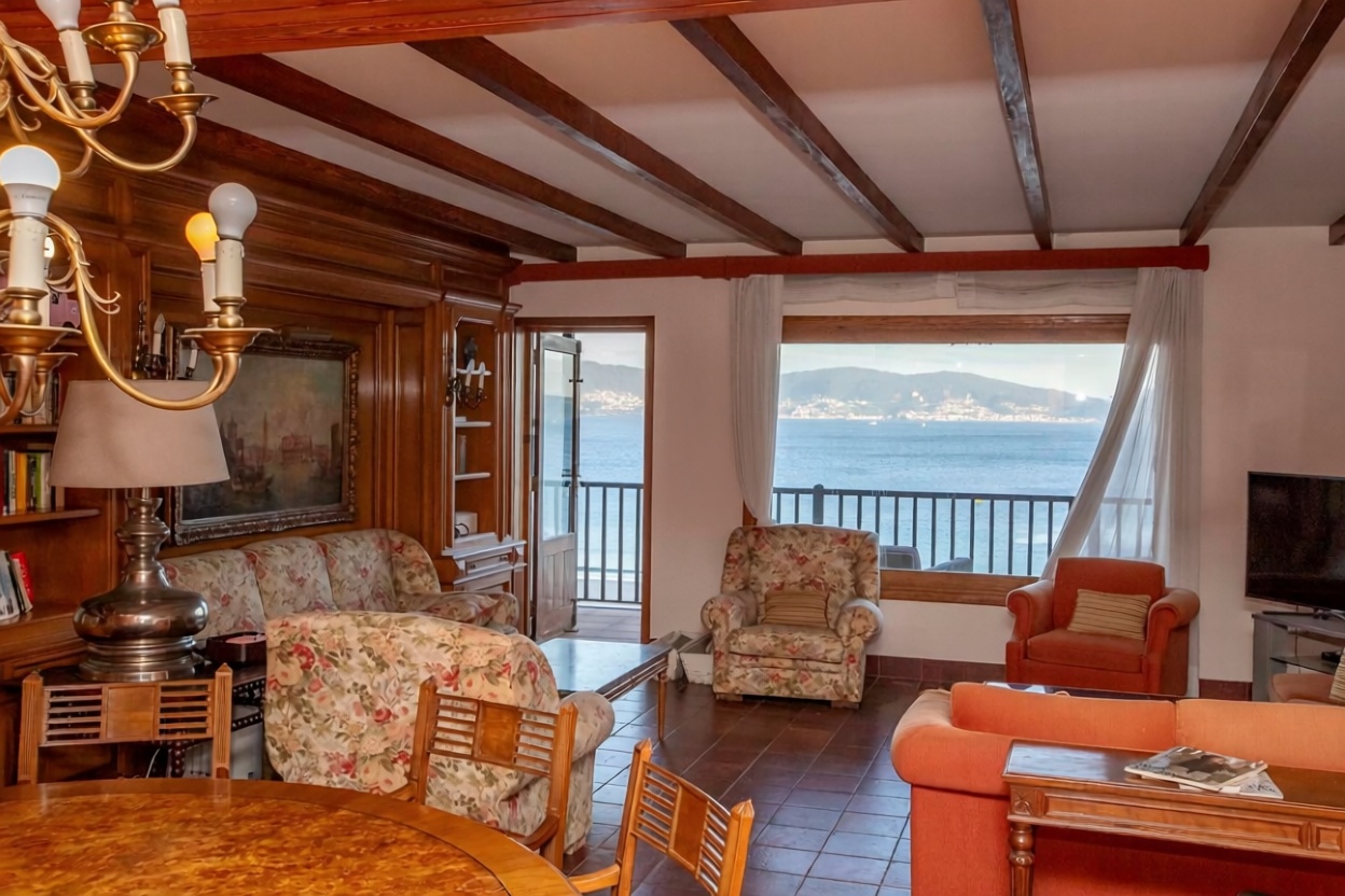 Appartement en première ligne de plage à Sanxenxo — Séjour