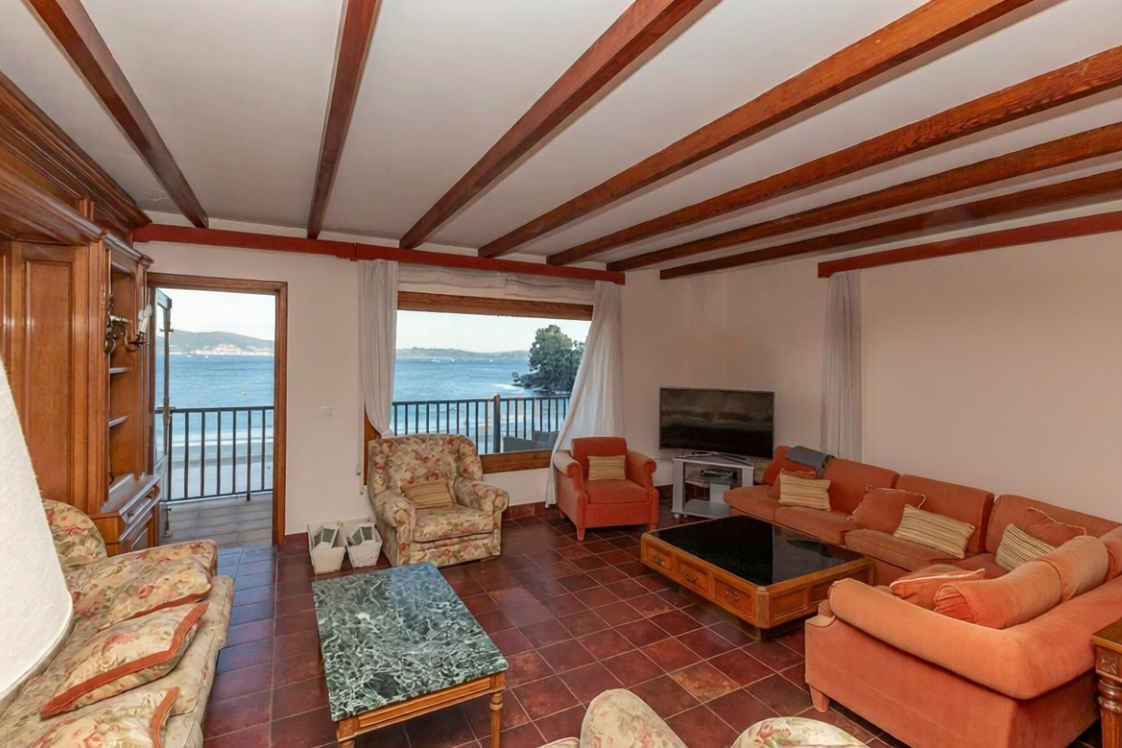 Appartement en première ligne de plage à Sanxenxo — Séjour