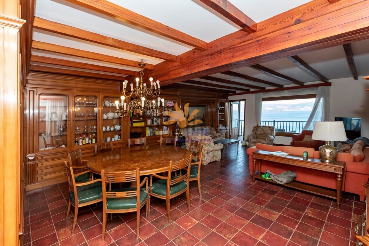 Appartement en première ligne de plage à Sanxenxo — Coin repas
