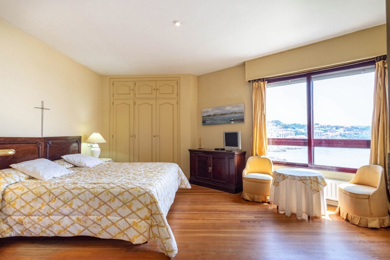 Appartement en première ligne de plage à Sanxenxo — Chambre