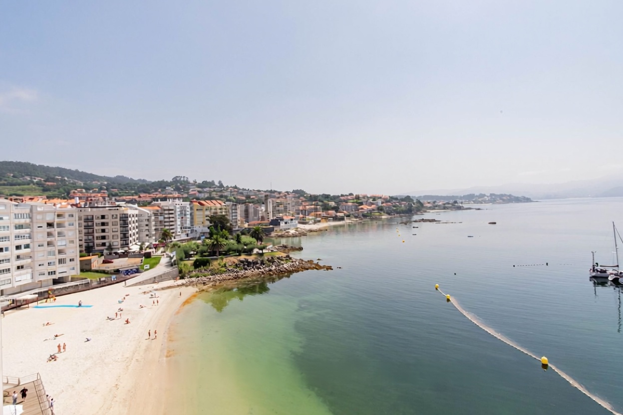 Appartement en première ligne de plage à Sanxenxo — Vue mer