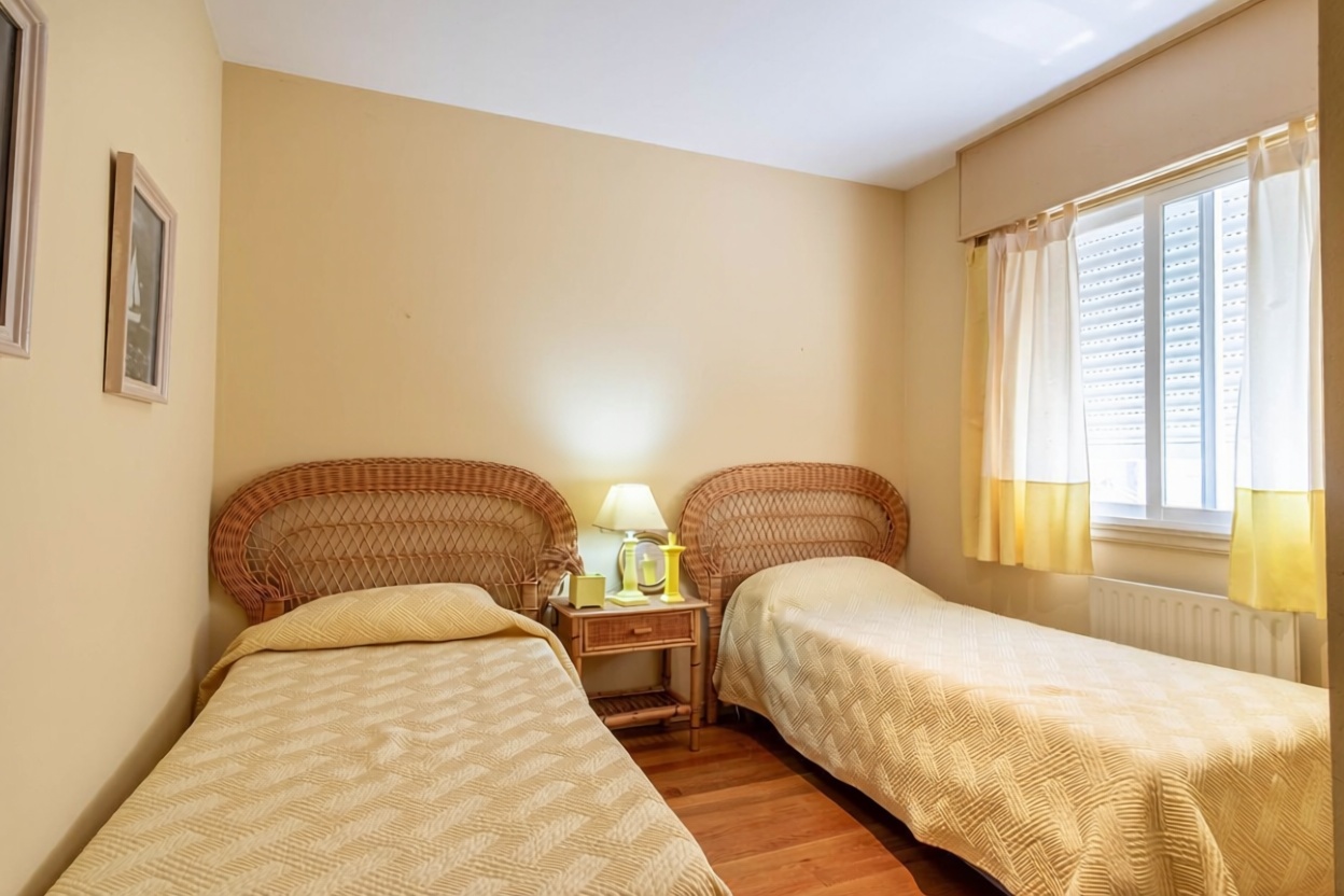 Appartement en première ligne de plage à Sanxenxo — Chambre