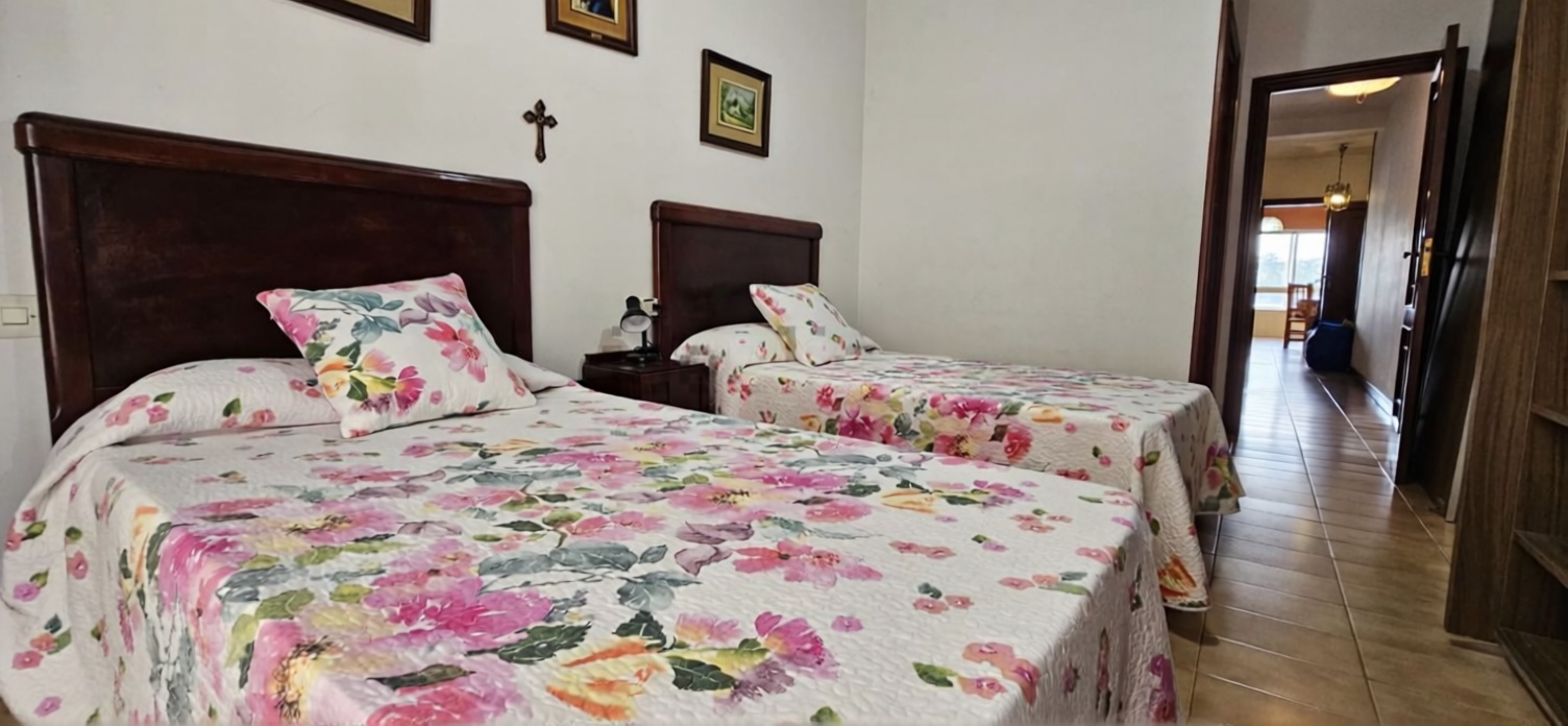 Appartement en première ligne de plage à Sanxenxo — Chambre