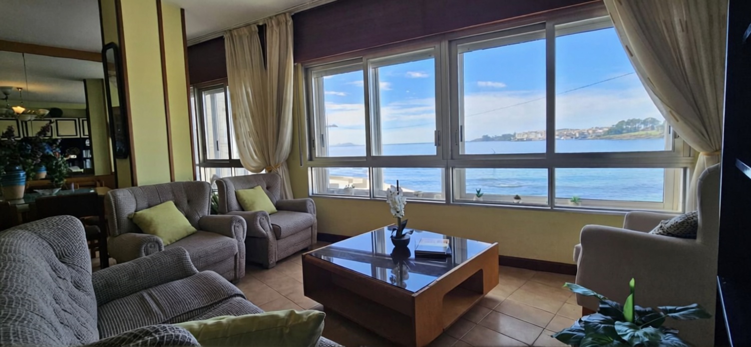 Appartement en première ligne de plage à Sanxenxo — Séjour