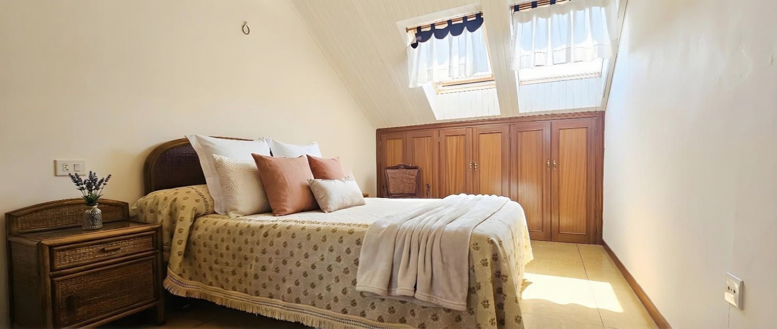 Seafront attic in Sanxenxo — Bedroom