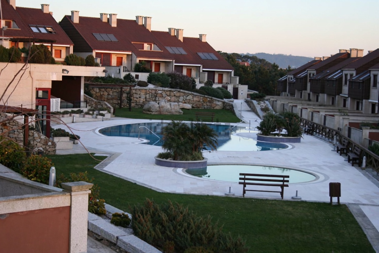 Chalet avec accès direct à la plage à O Grove — Piscine
