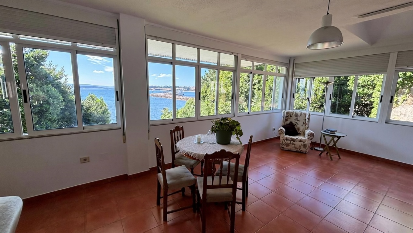 Chalet with direct beach access in Puebla del Caramiñal — Living room