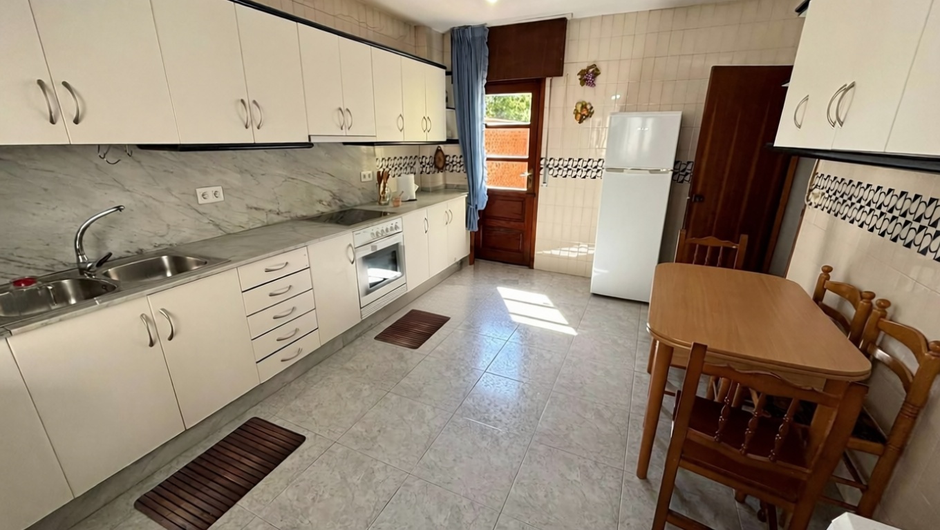 Chalet with direct beach access in Puebla del Caramiñal — Kitchen