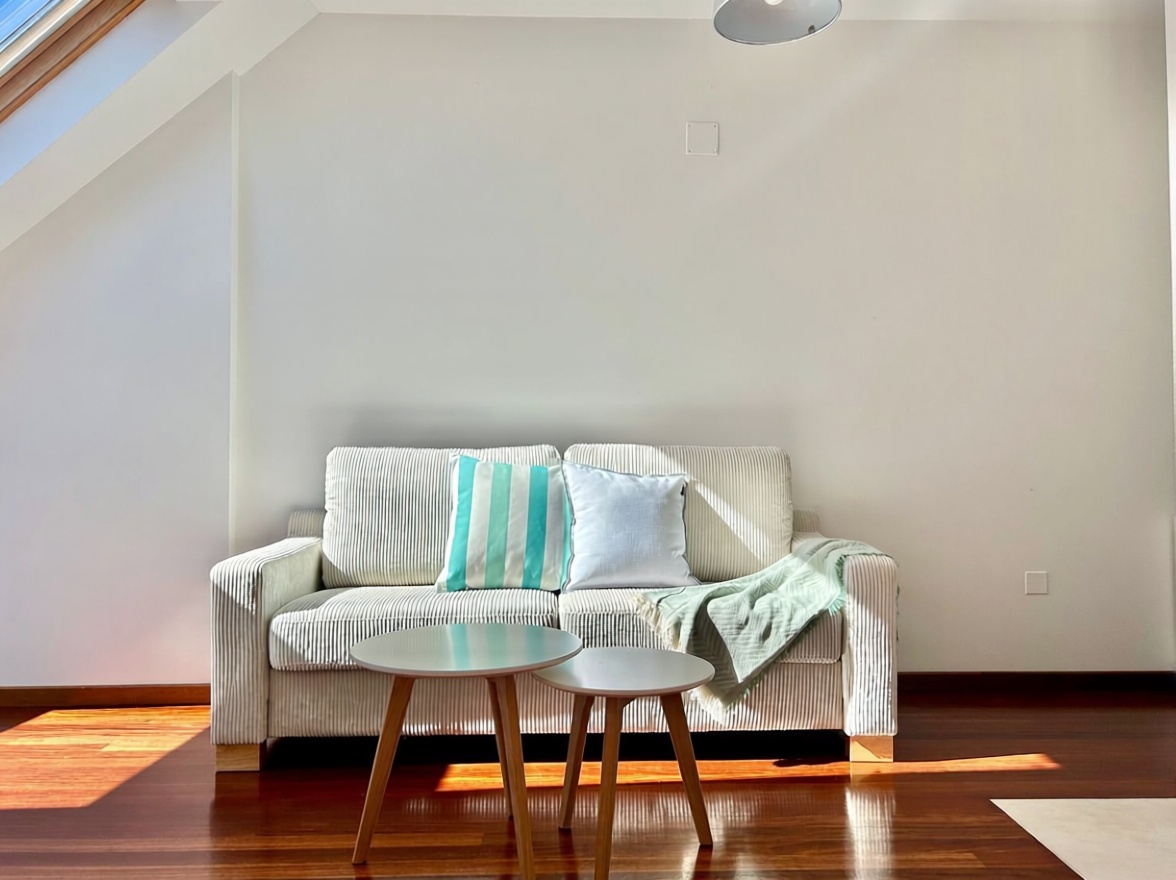 Seafront attic in Ribeira — Living room