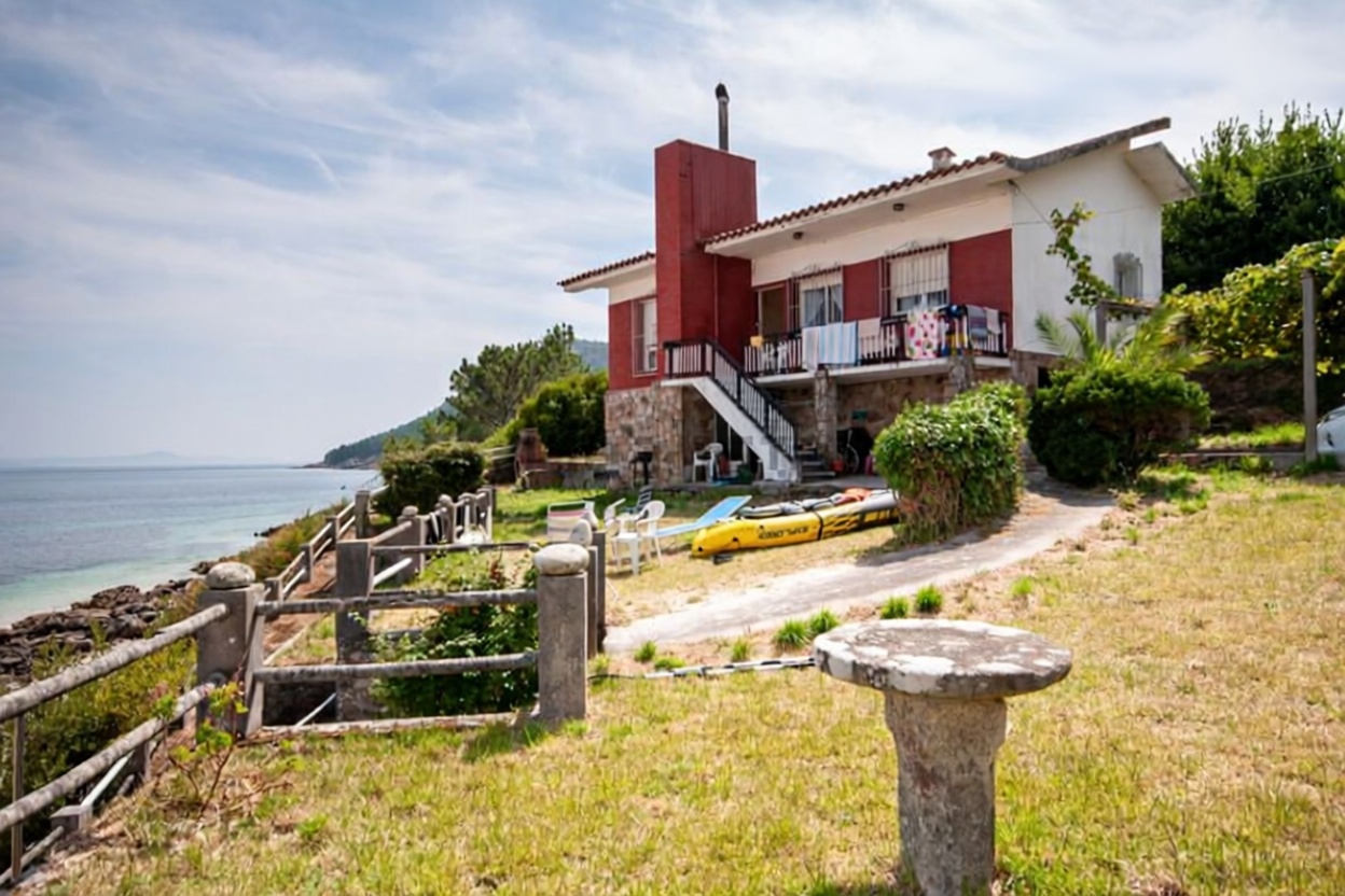 Chalet with direct beach access in Muros