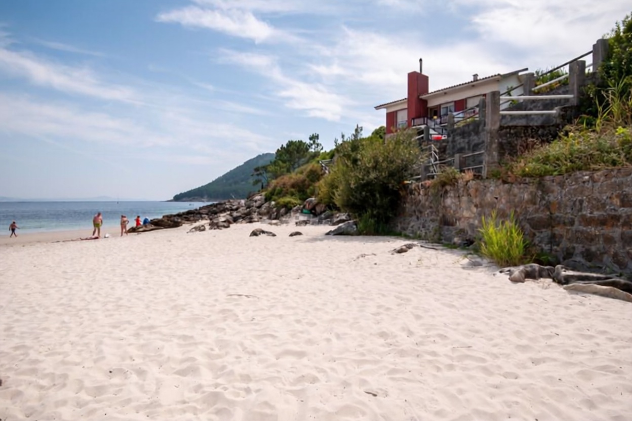 Chalet with direct beach access in Muros — Sea view