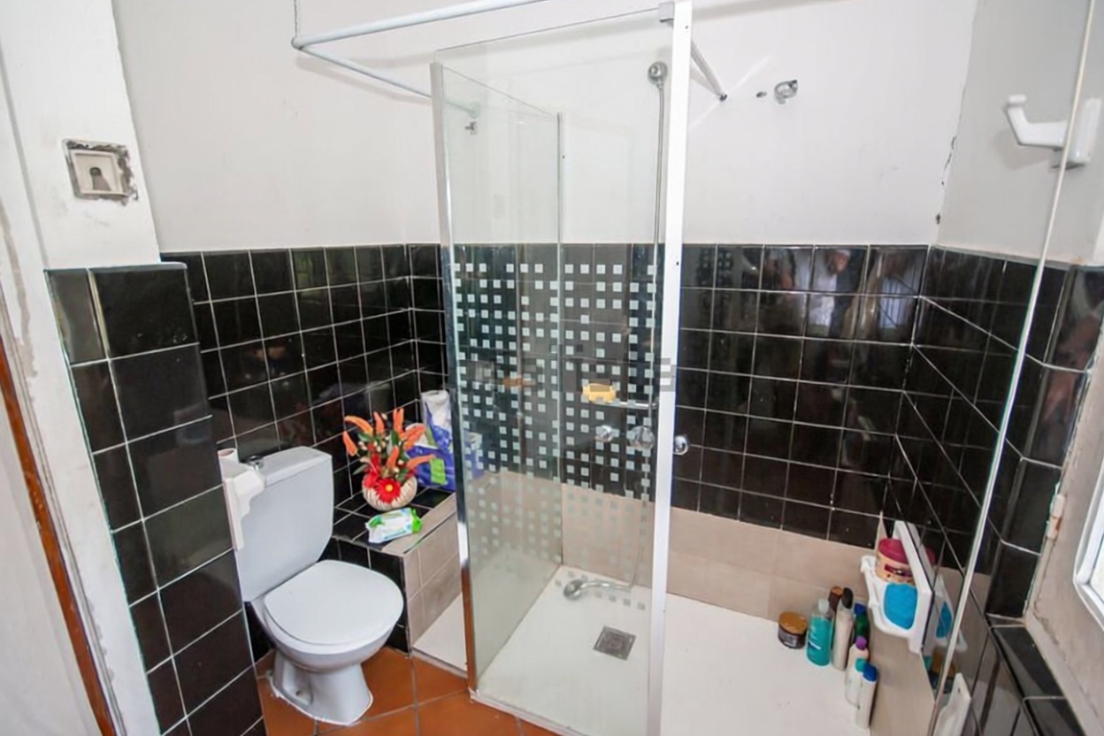Chalet with direct beach access in Muros — Bathroom