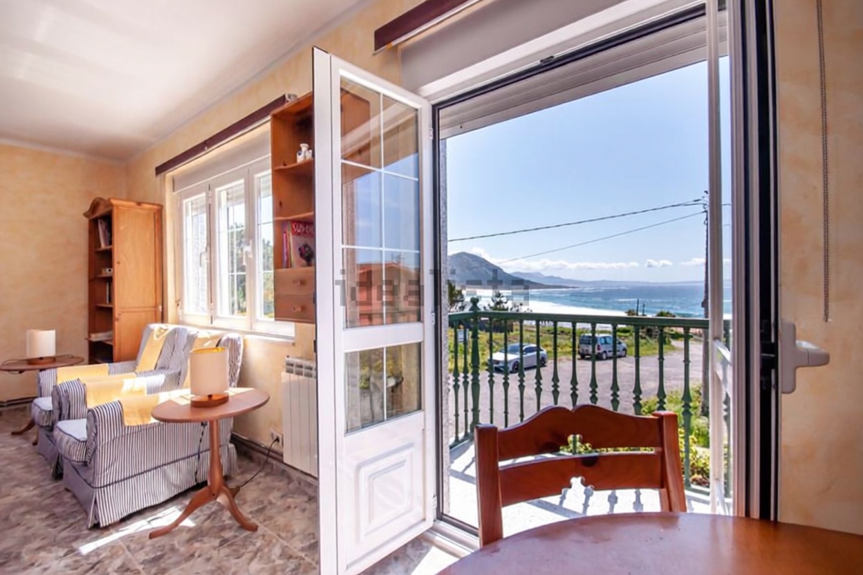 Chalet with direct beach access in Muros