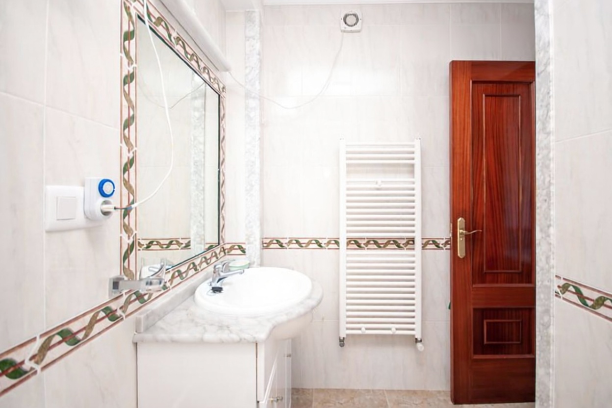 Chalet with direct beach access in Muros — Bathroom