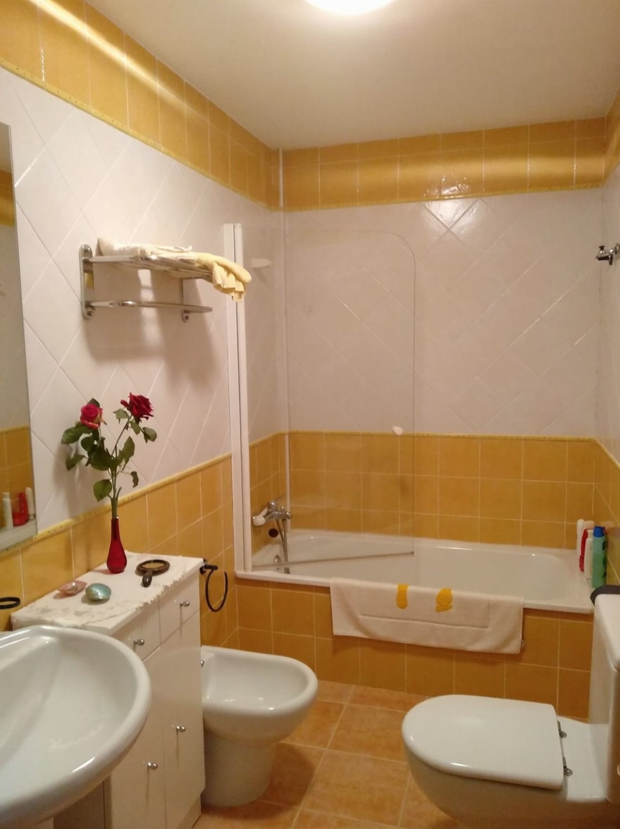 Seafront attic in Cee — Bathroom