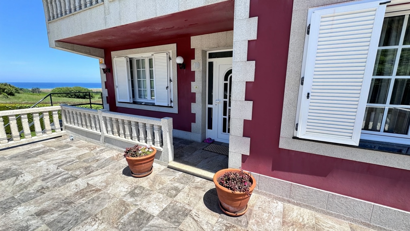 Chalet with direct beach access in Carballo