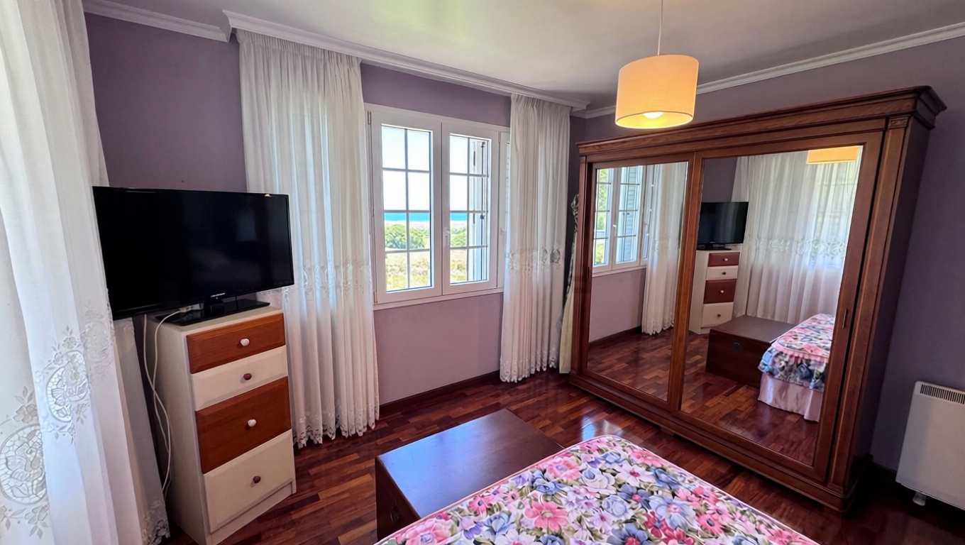 Chalet with direct beach access in Carballo — Bedroom