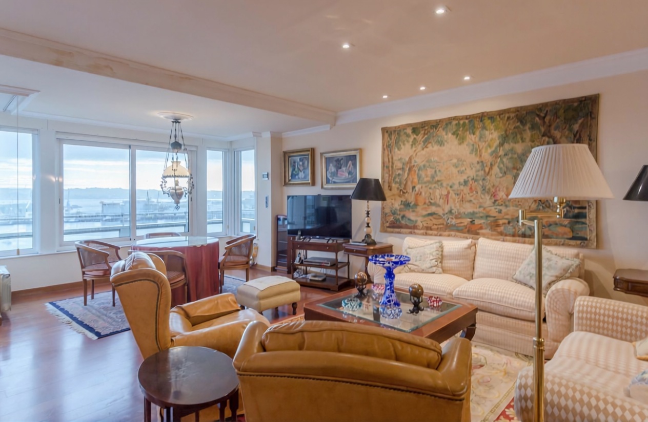 Seafront attic in A Coruña — Living room